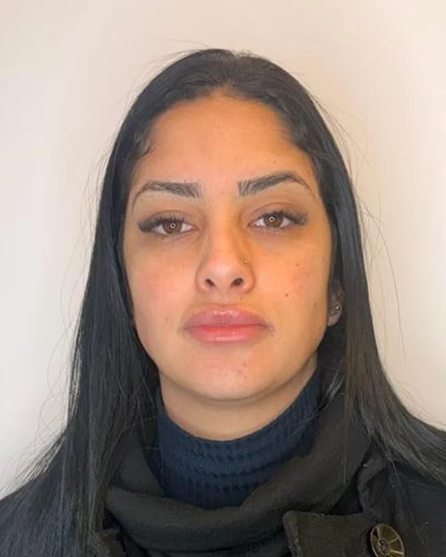 Mulher de cabelos longos escuros fotografada de frente, antes e depois da aplicação de toxina botulínica na testa — depois
