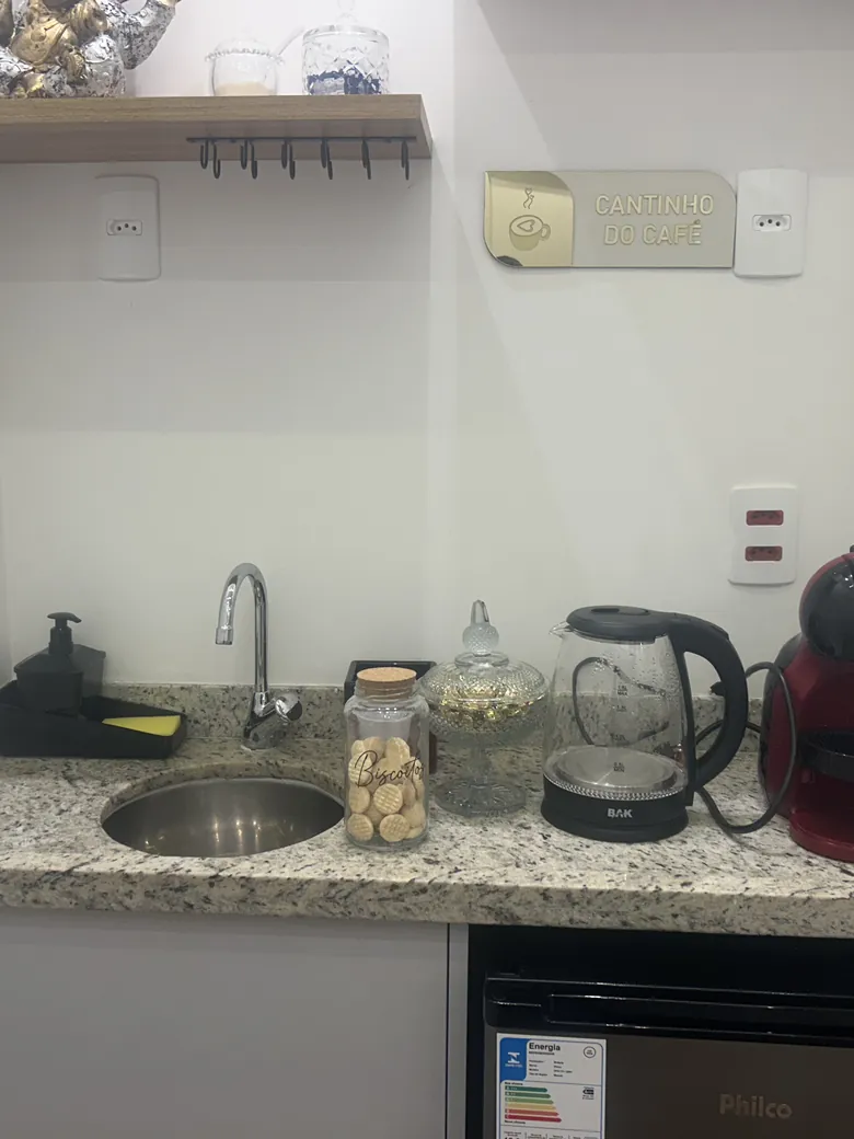 Cantinho do café disponível para as pacientes na clínica em Diadema