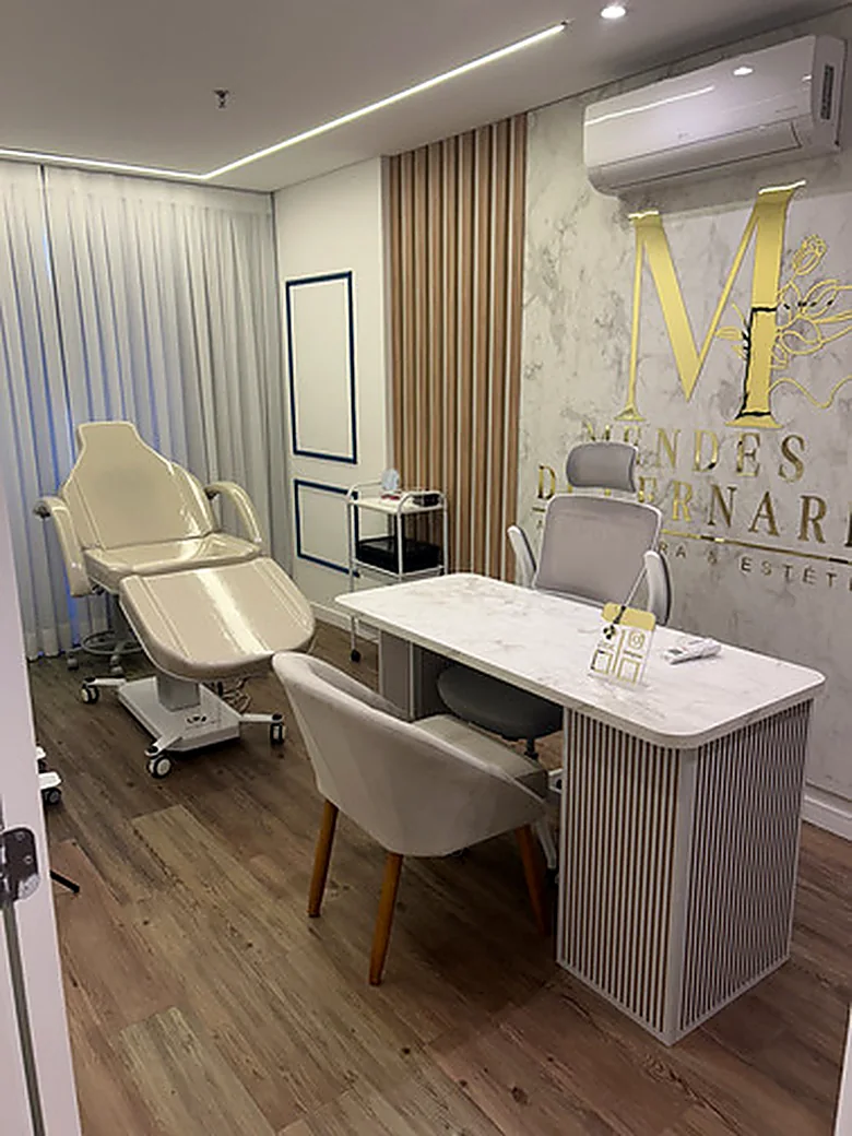 Sala de atendimento da Mendes Di Bernardi, com maca e bancada, em Diadema
