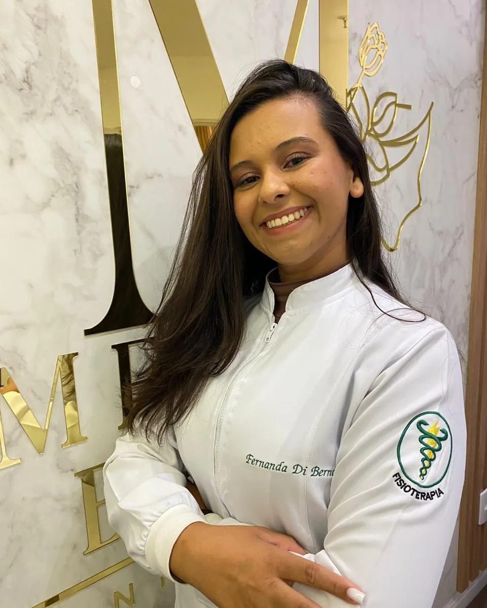 Dra. Fernanda Mendes Di Bernardi, fisioterapeuta dermatofuncional, na clínica em Diadema