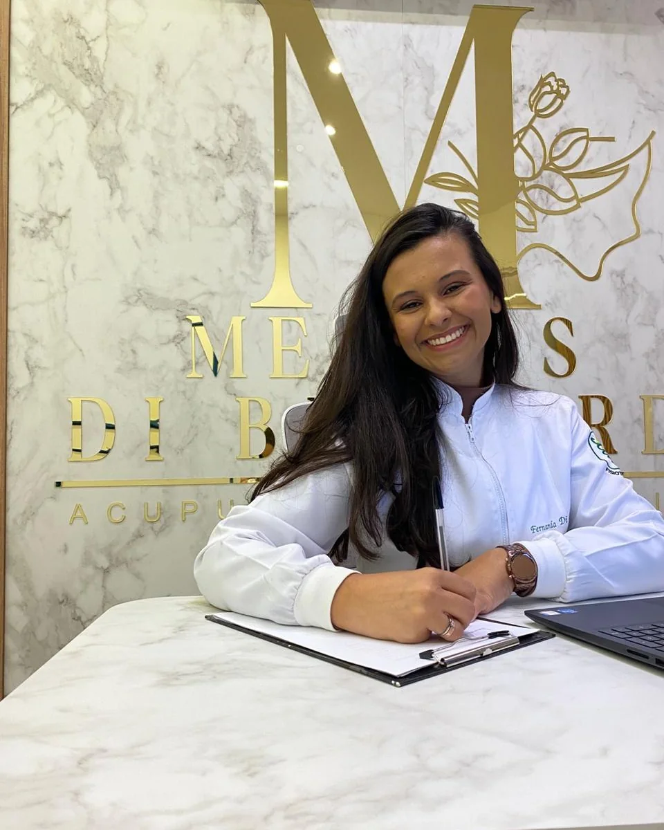 Dra. Fernanda Mendes Di Bernardi, fisioterapeuta e fundadora da clínica, na recepção da unidade em Diadema