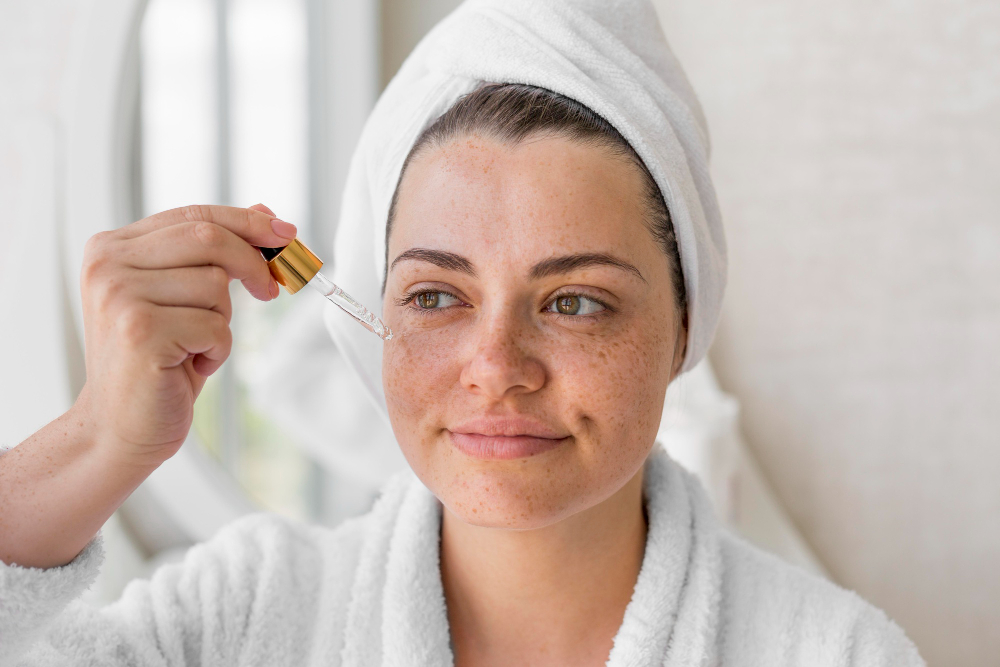 Mulher usando produto para tratamento de acne