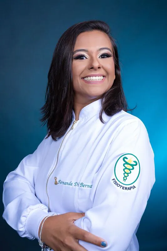 Doutora Fernanda Mende Di Bernardi com jaleco branco.